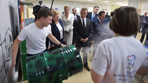 Председатель правительства РФ Дмитрий Медведев во время посещения детского технопарка Кванториум. 1 июня 2017 Председатель правительства РФ Дмитрий Медведев во время посещения детского технопарка Кванториум. 1 июня 2017