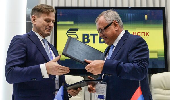 Генеральный директор АО Национальная система платежных карт Владимир Комлев и президент-председатель правления банка ВТБ Андрей Костин (справа) во время подписания соглашения в рамках Санкт-Петербургского международного экономического форума 2017 Генеральный директор АО Национальная система платежных карт Владимир Комлев и президент-председатель правления банка ВТБ Андрей Костин (справа) во время подписания соглашения в рамках Санкт-Петербургского международного экономического форума 2017