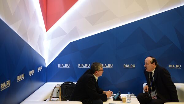 Глава Республики Дагестан Рамазан Абдулатипов (справа) во время интервью журналистам на стенде РИА Новости на Санкт-Петербургском международном экономическом форуме 2017 Глава Республики Дагестан Рамазан Абдулатипов (справа) во время интервью журналистам на стенде РИА Новости на Санкт-Петербургском международном экономическом форуме 2017