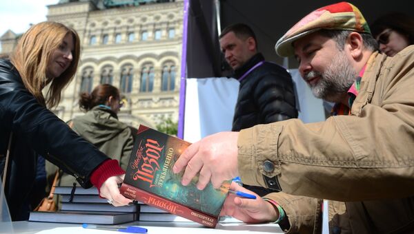 Писатель Сергей Лукьяненко на книжном фестивале Красная площадь в Москве Писатель Сергей Лукьяненко на книжном фестивале Красная площадь в Москве