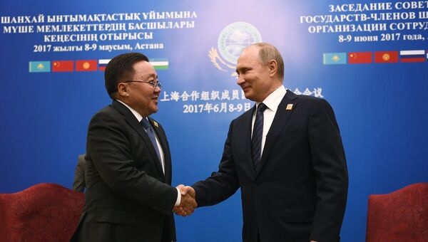 Президент Монголии Цахиагийн Элбэгдорж и президент РФ Владимир Путин во время встречи после заседания совета глав государств - членов ШОС. 9 июня 2017 Президент Монголии Цахиагийн Элбэгдорж и президент РФ Владимир Путин во время встречи после заседания совета глав государств - членов ШОС. 9 июня 2017
