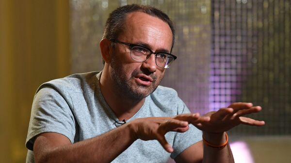 Режиссёр Андрей Звягинцев во время интервью на 28-м Открытом Российском кинофестивале Кинотавр в Сочи Режиссёр Андрей Звягинцев во время интервью на 28-м Открытом Российском кинофестивале Кинотавр в Сочи