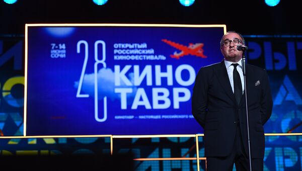 Продюсер Александр Роднянский на торжественной церемонии открытия 28-го Открытого российского кинофестиваля Кинотавр в Сочи Продюсер Александр Роднянский на торжественной церемонии открытия 28-го Открытого российского кинофестиваля Кинотавр в Сочи