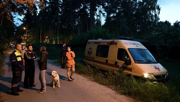Сотрудники аварийно-спасательных служб и центра медицины катастроф дежурят на одной из улиц поселка Кратово Сотрудники аварийно-спасательных служб и центра медицины катастроф дежурят на одной из улиц поселка Кратово
