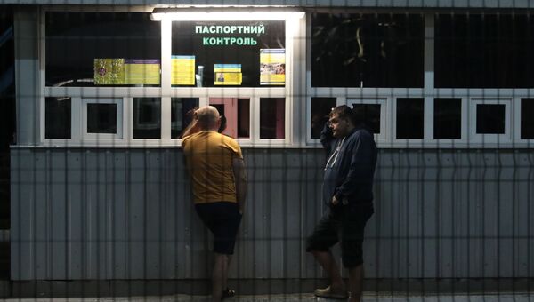 Граждане Украины на международном пункте пропуска через украинско-польскую границу Граждане Украины на международном пункте пропуска через украинско-польскую границу