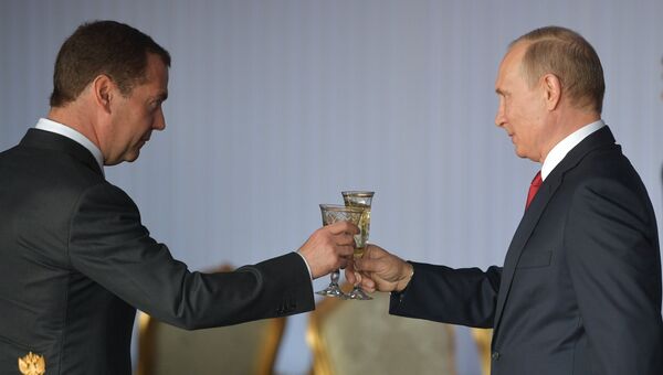 Президент РФ Владимир Путин и председатель правительства РФ Дмитрий Медведев на торжественном приеме в Кремле в честь Дня России. 12 июня 2017 Президент РФ Владимир Путин и председатель правительства РФ Дмитрий Медведев на торжественном приеме в Кремле в честь Дня России. 12 июня 2017