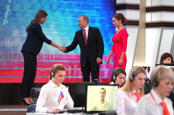 Президент РФ Владимир Путин в основной студии московского Гостиного двора перед началом ежегодной специальной программы Прямая линия с Владимиром Путиным. 15 июня 2017 Президент РФ Владимир Путин в основной студии московского Гостиного двора перед началом ежегодной специальной программы Прямая линия с Владимиром Путиным. 15 июня 2017