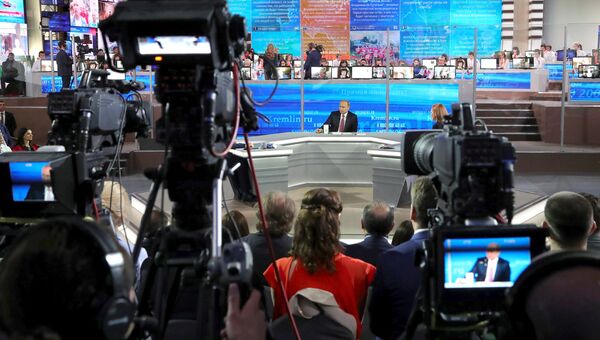 Президент РФ Владимир Путин во время ежегодной Прямой линии. 15 июня 2017 Президент РФ Владимир Путин во время ежегодной Прямой линии. 15 июня 2017