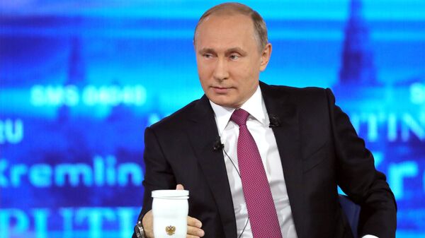 Президент РФ Владимир Путин отвечает на вопросы россиян в основной студии московского Гостиного двора во время ежегодной специальной программы Прямая линия с Владимиром Путиным. 15 июня 2017 Президент РФ Владимир Путин отвечает на вопросы россиян в основной студии московского Гостиного двора во время ежегодной специальной программы Прямая линия с Владимиром Путиным. 15 июня 2017