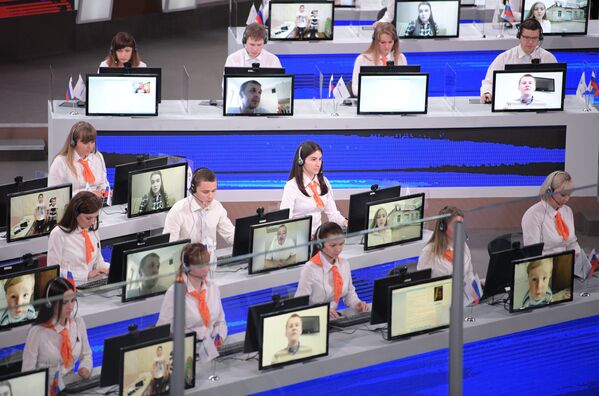 Операторы в студии московского Гостиного двора во время ежегодной специальной программы Прямая линия с Владимиром Путиным. 15 июня 2017 Операторы в студии московского Гостиного двора во время ежегодной специальной программы Прямая линия с Владимиром Путиным. 15 июня 2017