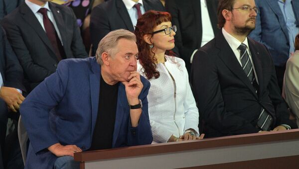 Актер Юрий Стоянов в основной студии московского Гостиного двора во время ежегодной специальной программы Прямая линия с Владимиром Путиным. 15 июня 2017 Актер Юрий Стоянов в основной студии московского Гостиного двора во время ежегодной специальной программы Прямая линия с Владимиром Путиным. 15 июня 2017