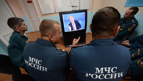 Сотрудники специализированной пожарно-спасательной части смотрят трансляцию Прямой линии с Владимиром Путиным на острове Русский во Владивостоке Сотрудники специализированной пожарно-спасательной части смотрят трансляцию Прямой линии с Владимиром Путиным на острове Русский во Владивостоке
