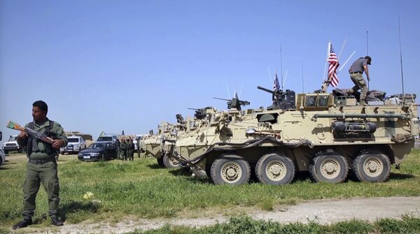 Военные США занимают позиции в деревне Дарбасия, Сирия Военные США занимают позиции в деревне Дарбасия, Сирия