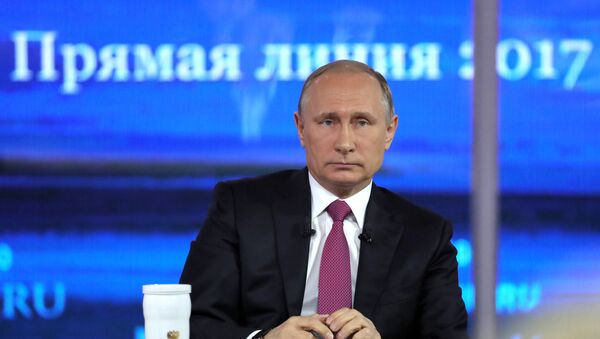 Президент РФ Владимир Путин во время ежегодной Прямой линии. 15 июня 2017 Президент РФ Владимир Путин во время ежегодной Прямой линии. 15 июня 2017