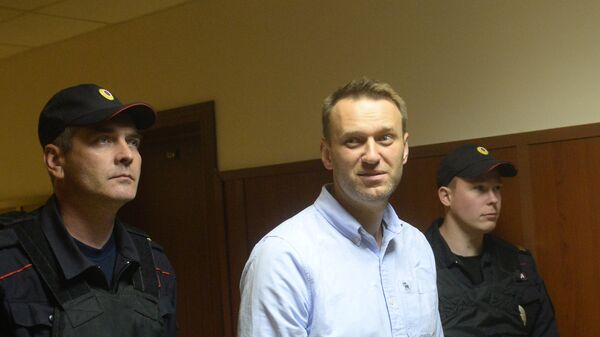 Алексей Навальный перед заседанием в Мосгорсуде. 16 июня 2017 Алексей Навальный перед заседанием в Мосгорсуде. 16 июня 2017