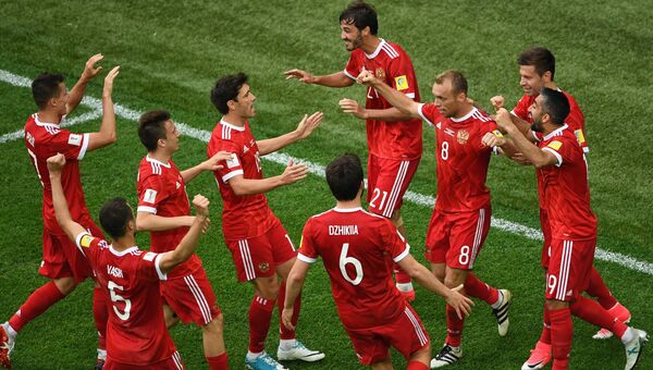 Игроки сборной России радуются забитому мячу во время матча Кубка конфедераций-2017 по футболу между сборными России и Новой Зеландии в Санкт-Петербурге. 17 июня 2017 Игроки сборной России радуются забитому мячу во время матча Кубка конфедераций-2017 по футболу между сборными России и Новой Зеландии в Санкт-Петербурге. 17 июня 2017