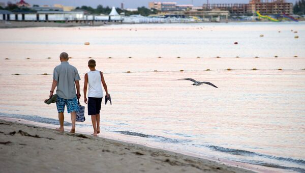 Отдыхающие на берегу Черного моря в Евпатории. Архивное фото Отдыхающие на берегу Черного моря в Евпатории. Архивное фото