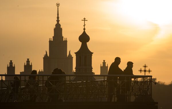 Здание Московского государственного университета имени М.В. Ломоносова и колокольня Андреевского ставропигиального мужского монастыря Здание Московского государственного университета имени М.В. Ломоносова и колокольня Андреевского ставропигиального мужского монастыря