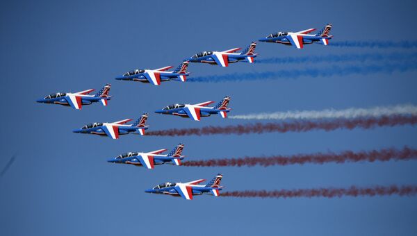 Пилотажная группа Patrouille de France на самолетах Alphajet на Международном авиасалоне Ле Бурже - 2017 во Франции Пилотажная группа Patrouille de France на самолетах Alphajet на Международном авиасалоне Ле Бурже - 2017 во Франции