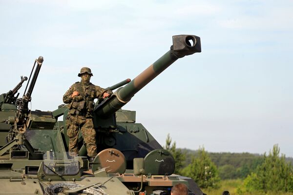 Польский военнослужащий во время международных маневров НАТО Железный волк 2017 в Литве Польский военнослужащий во время международных маневров НАТО Железный волк 2017 в Литве