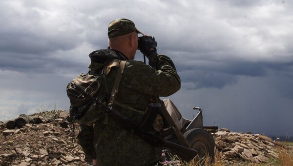 Военнослужащий Народной милиции ЛНР на позициях у линии соприкосновения в Донбассе. Архивное фото Военнослужащий Народной милиции ЛНР на позициях у линии соприкосновения в Донбассе. Архивное фото
