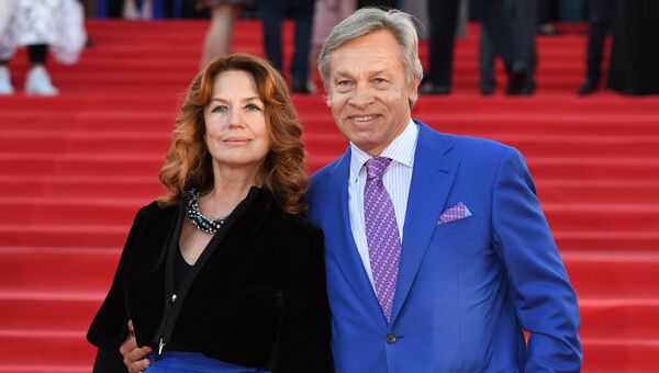 Член комитета Совета Федерации РФ по обороне и безопасности Алексей Пушков с супругой Ниной на церемонии открытия 39-го Московского международного кинофестиваля в Москве Член комитета Совета Федерации РФ по обороне и безопасности Алексей Пушков с супругой Ниной на церемонии открытия 39-го Московского международного кинофестиваля в Москве