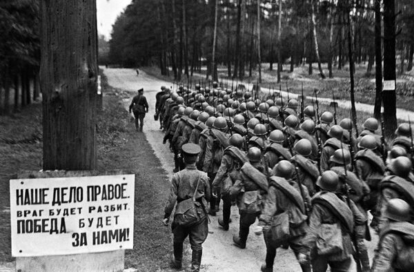 Колонны бойцов движутся на фронт. Москва. 23 июня 1941 Колонны бойцов движутся на фронт. Москва. 23 июня 1941