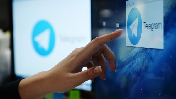 Мессенджер Telegram на экране телефона Мессенджер Telegram на экране телефона