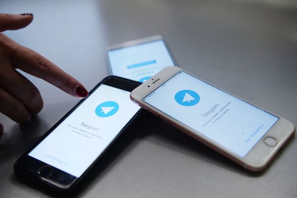 Мессенджер Telegram на экране телефона Мессенджер Telegram на экране телефона