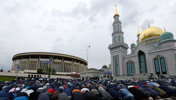 Мусульмане у Соборной мечети в Москве в день праздника Ураза-байрам. 25 июня 2017 Мусульмане у Соборной мечети в Москве в день праздника Ураза-байрам. 25 июня 2017