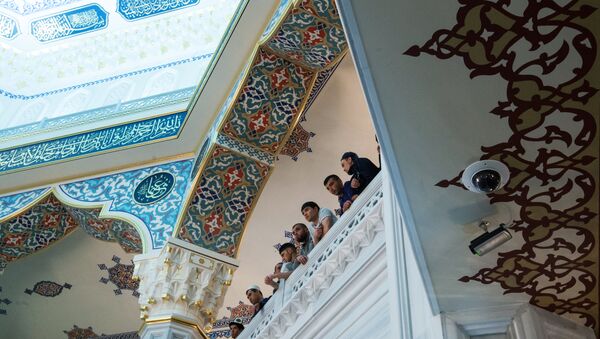Мусульмане в Соборной мечети в Москве в день праздника Ураза-байрам. 25 июня 2017 Мусульмане в Соборной мечети в Москве в день праздника Ураза-байрам. 25 июня 2017