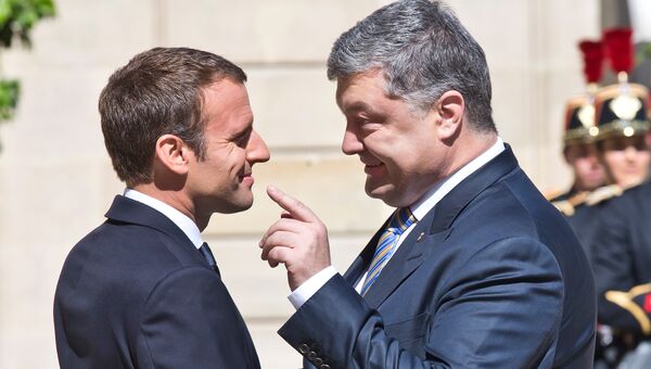 Президент Франции Эммануэль Макрон и президент Украины Петр Порошенко во время встречи в Париже Президент Франции Эммануэль Макрон и президент Украины Петр Порошенко во время встречи в Париже