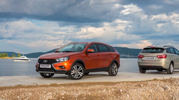 Новые универсалы Lada Vesta SW Cross (на первом плане) и Lada Vesta SW. Архивное фото Новые универсалы Lada Vesta SW Cross (на первом плане) и Lada Vesta SW. Архивное фото