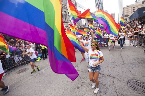Участники парада Pride Parade в Торонто, Канада Участники парада Pride Parade в Торонто, Канада