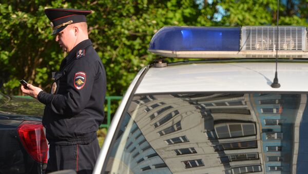 Сотрудник полиции у жилого дома, где сотрудники ФСБ РФ задержали членов террористической группы, входящей в запрещенную в России организацию Исламское государство Сотрудник полиции у жилого дома, где сотрудники ФСБ РФ задержали членов террористической группы, входящей в запрещенную в России организацию Исламское государство