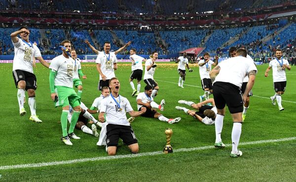 Игроки сборной Германии - победители Кубка конфедераций-2017 на церемонии награждения после окончания финального матча Кубка конфедераций-2017 по футболу между сборными Чили и Германии Игроки сборной Германии - победители Кубка конфедераций-2017 на церемонии награждения после окончания финального матча Кубка конфедераций-2017 по футболу между сборными Чили и Германии