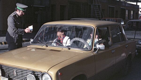 Проверка документов на КПП около берлинской стены. 12 ноября 1989 Проверка документов на КПП около берлинской стены. 12 ноября 1989
