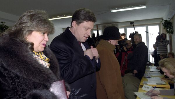 Выборы Президента России. Лидер фракции Яблоко в Государственной Думе РФ, кандидат на пост Президента РФ Григорий Алексеевич Явлинский с супругой на избирательном участке Выборы Президента России. Лидер фракции Яблоко в Государственной Думе РФ, кандидат на пост Президента РФ Григорий Алексеевич Явлинский с супругой на избирательном участке