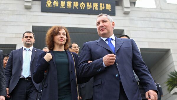 Заместитель председателя правительства РФ Дмитрий Рогозин с супругой Татьяной во время осмотра музея терракотовых воинов императора Цинь Шихуана в Сиане Заместитель председателя правительства РФ Дмитрий Рогозин с супругой Татьяной во время осмотра музея терракотовых воинов императора Цинь Шихуана в Сиане