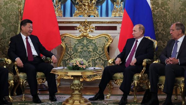 Президент РФ Владимир Путин и председатель Китайской Народной Республики Си Цзиньпин во время встречи. 4 июля 2017 Президент РФ Владимир Путин и председатель Китайской Народной Республики Си Цзиньпин во время встречи. 4 июля 2017
