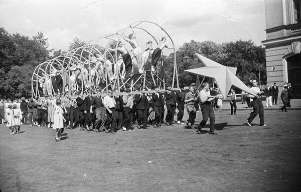 Выставка Братья Хенкины: открытие. Люди Ленинграда и Берлина 1920—1930-х годов в Эрмитаже Выставка Братья Хенкины: открытие. Люди Ленинграда и Берлина 1920—1930-х годов в Эрмитаже
