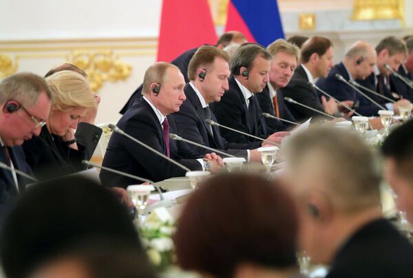Президент РФ Владимир Путин во время российско-китайских переговоров расширенном составе. 4 июля 2017 Президент РФ Владимир Путин во время российско-китайских переговоров расширенном составе. 4 июля 2017