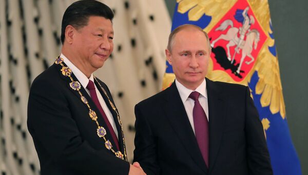 Президент РФ Владимир Путин и председатель Китайской Народной Республики Си Цзиньпин во время встречи. 4 июля 2017 Президент РФ Владимир Путин и председатель Китайской Народной Республики Си Цзиньпин во время встречи. 4 июля 2017