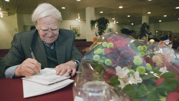 Писатель Даниил Гранин во время презентации своей книги Причуды моей памяти Писатель Даниил Гранин во время презентации своей книги Причуды моей памяти