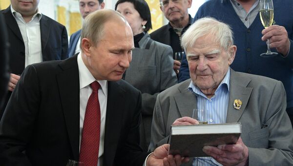 Президент РФ Владимир Путин и писатель Даниил Гранин. Архивное фото Президент РФ Владимир Путин и писатель Даниил Гранин. Архивное фото