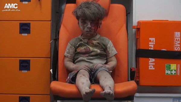 Пострадавший при обстреле Алеппо сирийский мальчик Омран. 17 августа 2017 Пострадавший при обстреле Алеппо сирийский мальчик Омран. 17 августа 2017