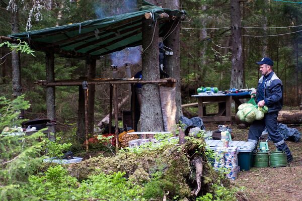 Волонтеры и поисковики ежегодно возводят на островах палаточные городки, кухни и общественные пространства Волонтеры и поисковики ежегодно возводят на островах палаточные городки, кухни и общественные пространства