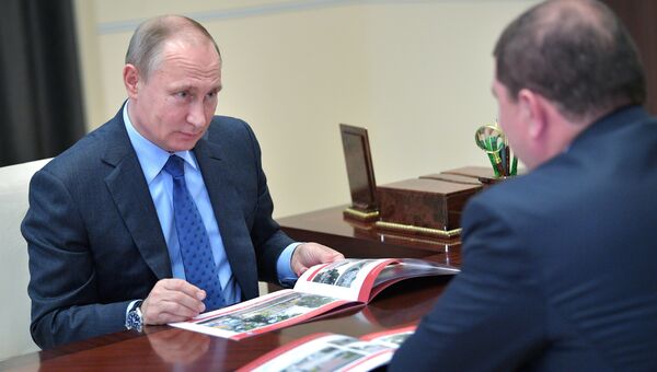 Президент РФ Владимир Путин и губернатор Орловской области Вадим Потомский во время встречи. 6 июля 2017 Президент РФ Владимир Путин и губернатор Орловской области Вадим Потомский во время встречи. 6 июля 2017