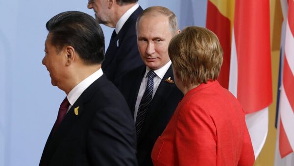Владимир Путин и Ангела Меркель на церемонии совместного фотографирования глав делегаций государств-участников Группы двадцати G20. 7 июля 2017 Владимир Путин и Ангела Меркель на церемонии совместного фотографирования глав делегаций государств-участников Группы двадцати G20. 7 июля 2017