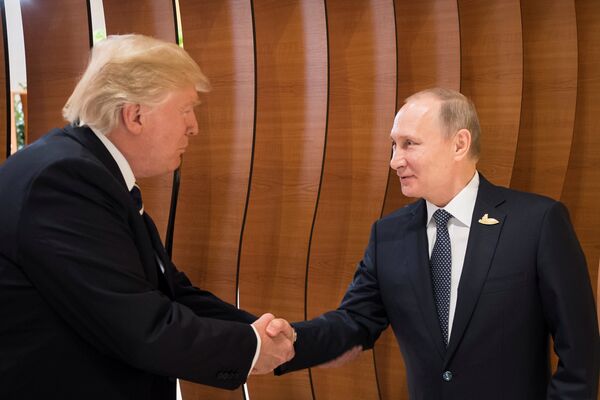 Президент России Владимир Путин и президент США Дональд Трамп на саммите G20 в Гамбурге. 7 июля 2017 Президент России Владимир Путин и президент США Дональд Трамп на саммите G20 в Гамбурге. 7 июля 2017